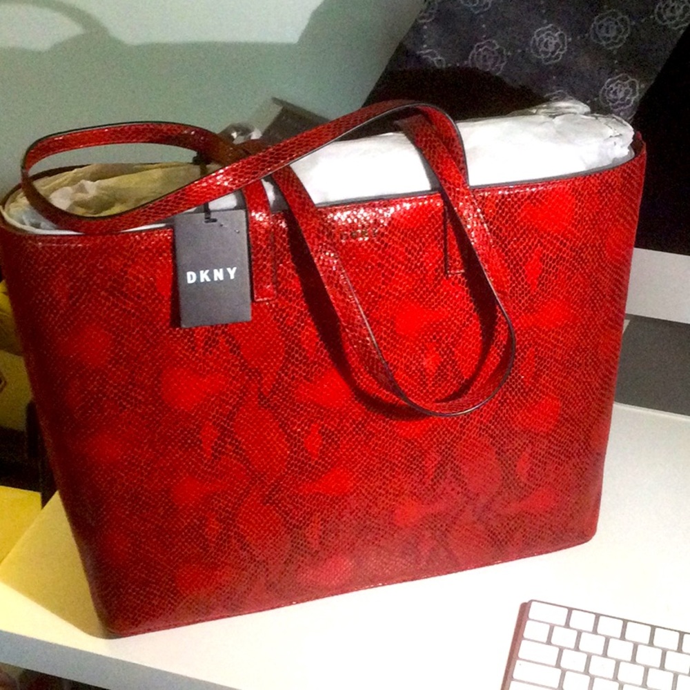 ❤️❤️PRETTY RED DKNY TOTE❤️